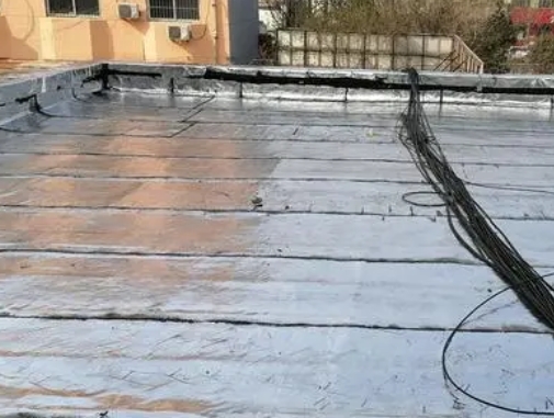二道卫生间漏水维修公司分享下二道屋面楼顶防水刚性防水层施工要点。